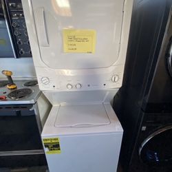 New GE - 3.8 Cu. Ft. Top Load Washer and 5.9 Cu. Ft. Gas Dryer Laundry Center - White