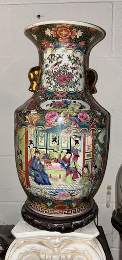 Liquidating Warehouse: Chinese Rose Medallion Vase