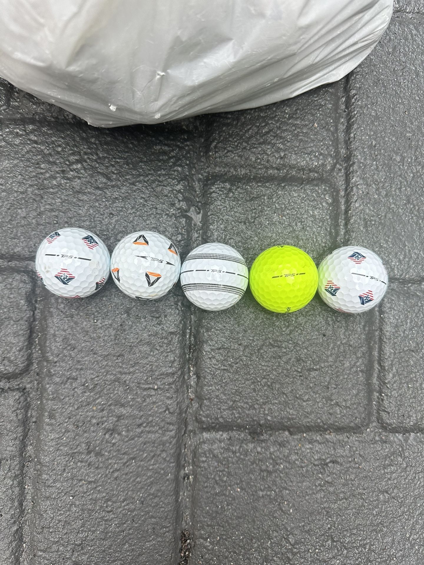125 Golf Balls Taylor Made tp5