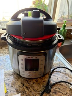 Instant Pot  Multi-Use Pressure Cooker -Like New