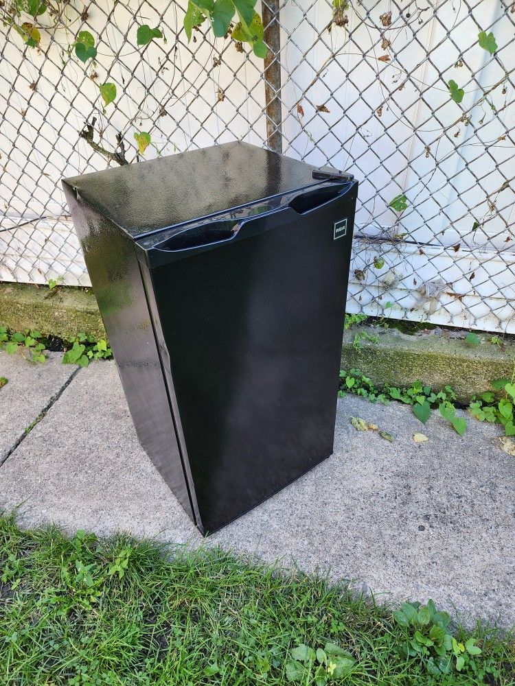 RCA Mini Fridge