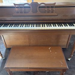 Cable Nelson Spinet Piano