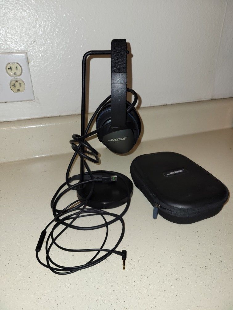 Bose Headphones And Stand
