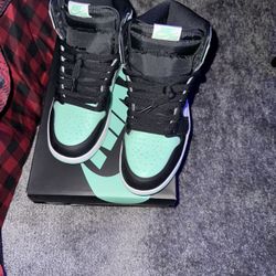 Jordan 1 Green Glow Size 9.5