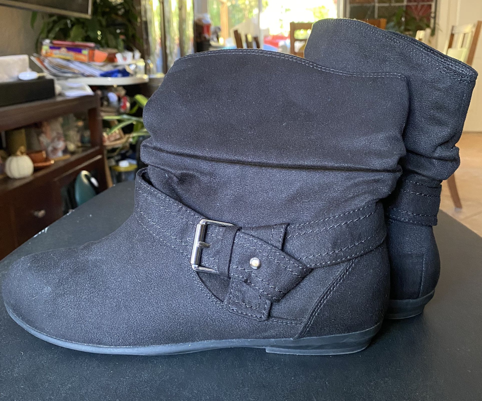 Womens 8.5 Ankle Bootie Black Suede