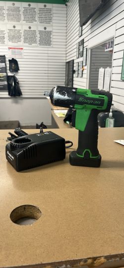 Snap-on Cordless Impact Wrench with Charger (CT761AG)