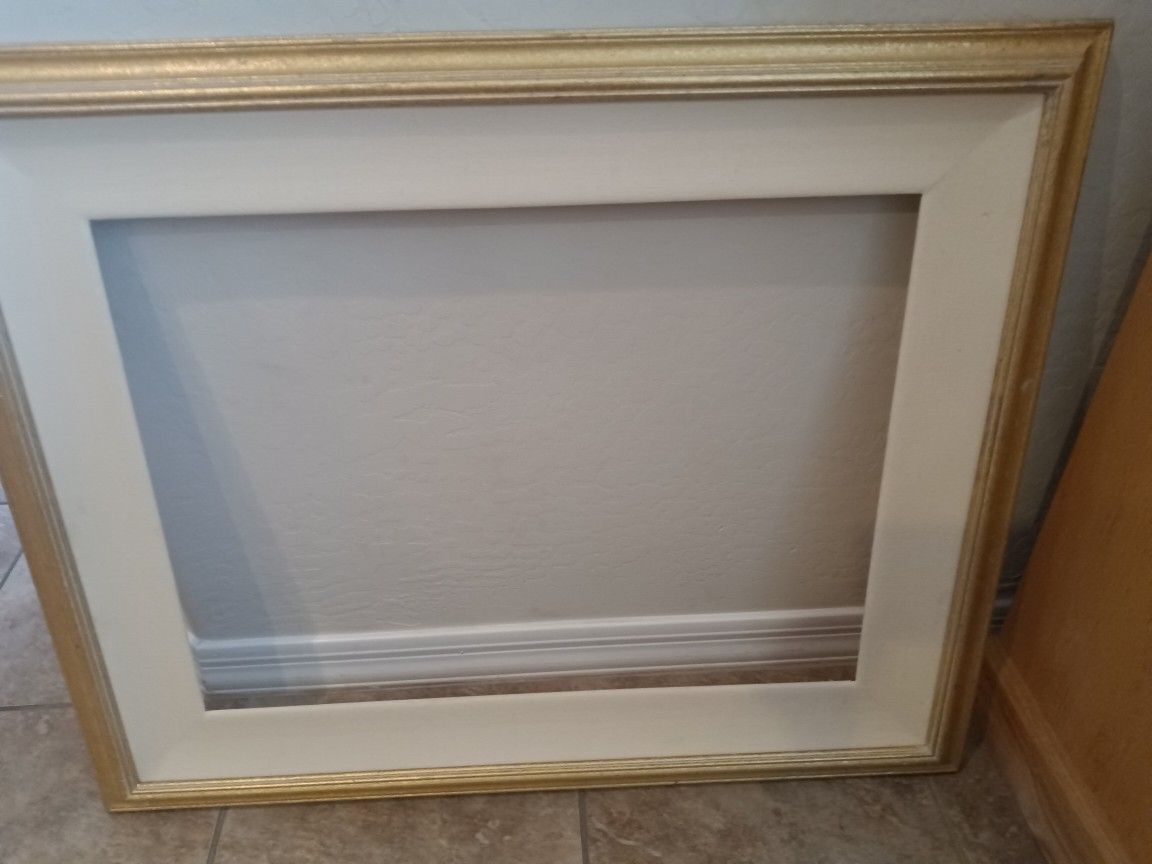 Art Frame Gold With Cream Linen 24x18