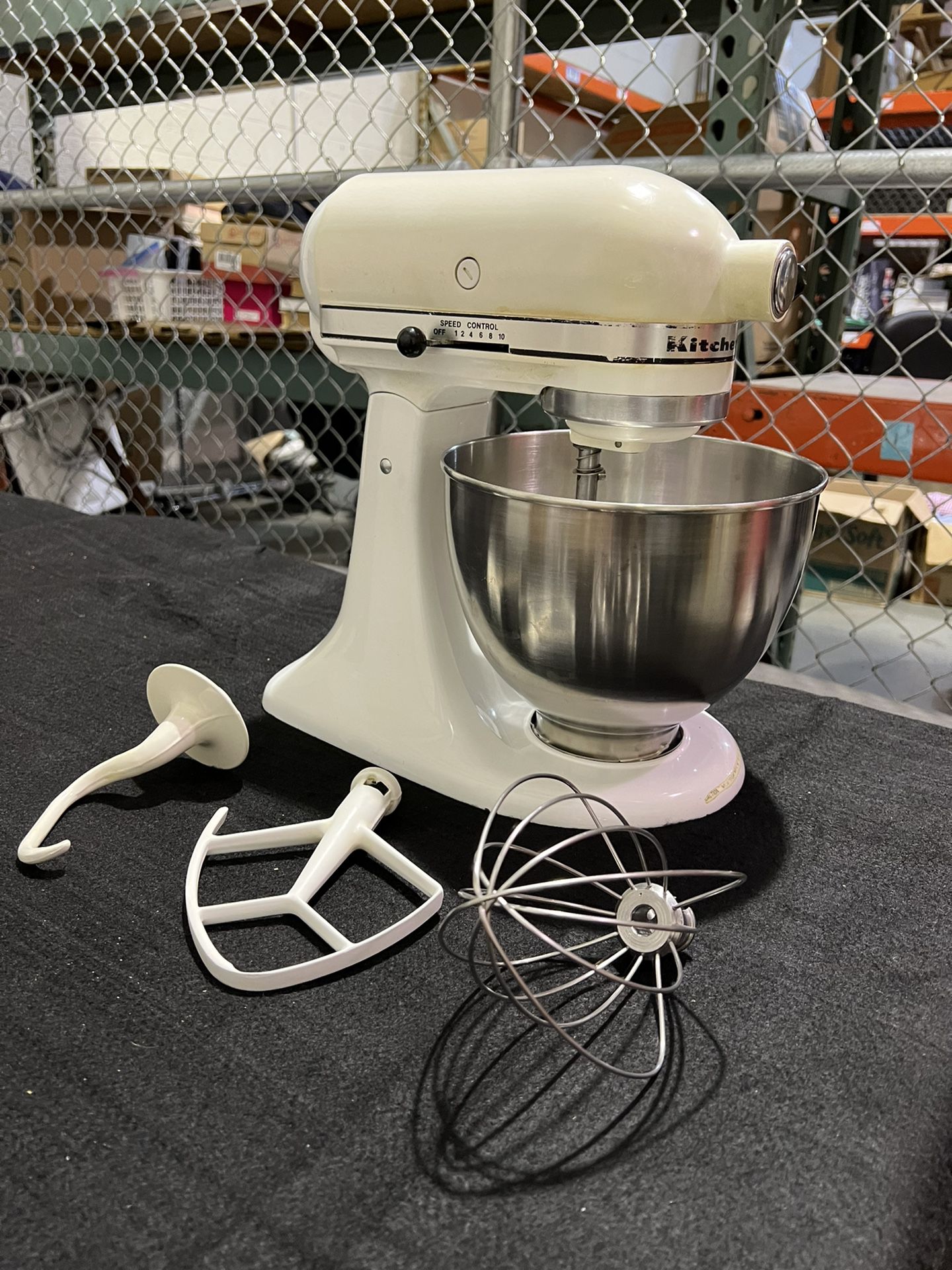 Ampere Supermarked Indskrive Vintage Kitchenaid K45 10 Speed Stand Mixer White 250 Watt W/Bowl +  Attachments for Sale in Portland, OR - OfferUp