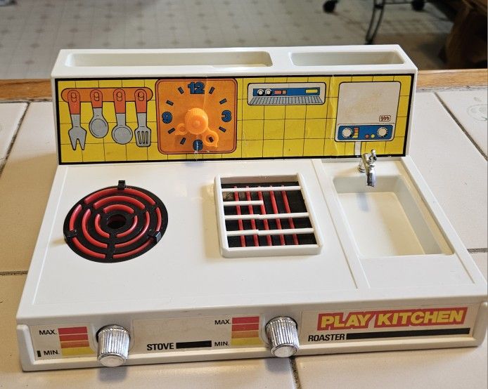 1981 RARE PLAY KITCHEN ROASTER TOY