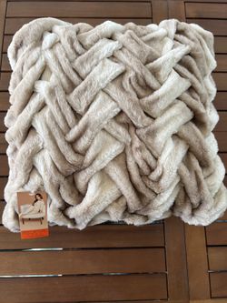 NEW Sofia Vergara Faux Fur Braided Pillow 20x20 light brown – Super Soft