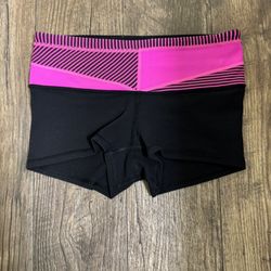 Lululemon groove short. Size 4. Reversible.  Black