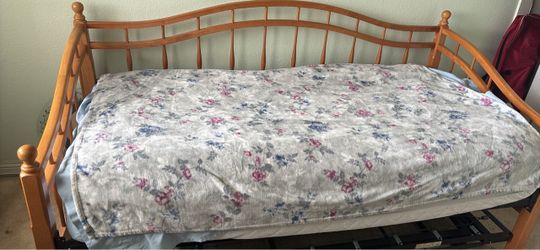 Wood Spindle Daybed Frame with trundle