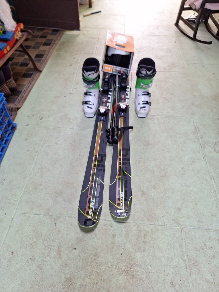 187cm Blizard Skis Rossignol Boots 20.5 Spy Helmet And Pole