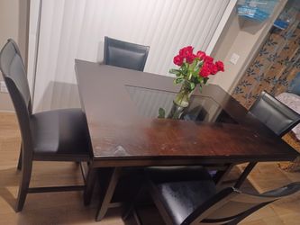 Mesa Con 4 Sillas.. Puede Ser Asta 6 Sillas Esta Grande Es Alta