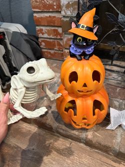 2 pcs bundle Halloween Decoration Set — Skeleton Frog & Pumpkin Stack