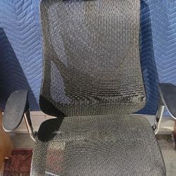 Newer Ergonomic Office Chair (DELIVERY AVAILABLE)