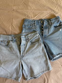 Women Levi mid thigh shorts