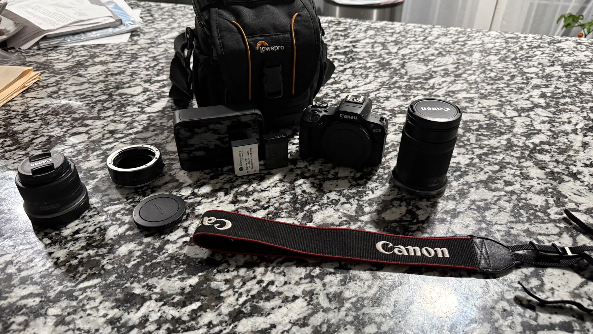📸 Canon R100 Camera Bundle – Excellent Condition – Perfect for Photo & Video! $680 obo
