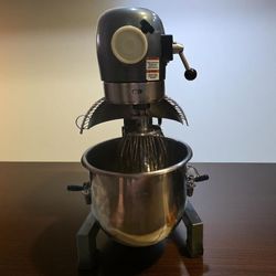 Like new 20 quart commercial mixer with two bowls, whisk attachment, dough hook and two paddles