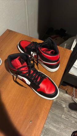 Air Jordan 1 Mid "Bred Toe" size 11 $140 or best price