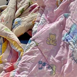 TWIN GIRLY COMFORTERS.. Cozy! 