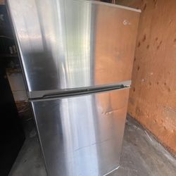 Top Freezer Refrigerator Good Condition 3 Months Warranty Delivery Aviable 