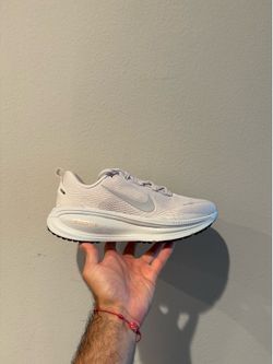 Men 9 / W 10.5 - Nike Vomero 18 - NEW
