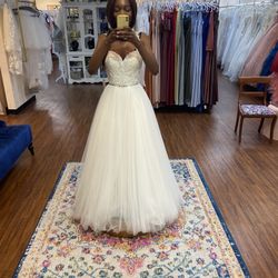 Wedding dress (never Been Worn)