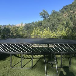 Large Springfree Trampoline 