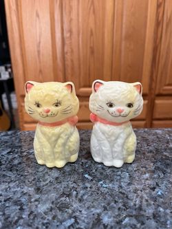Vintage 1950’s Kitschy White & Yellow  Cat Pair of Salt and Pepper Shakers. Preowned sed pictures the glue has yellowed on the sides due to age.  The 