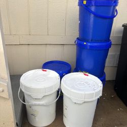6 Buckets w/ Lids – Approx. 5 Gallon / 6 Cubetas con Tapa
