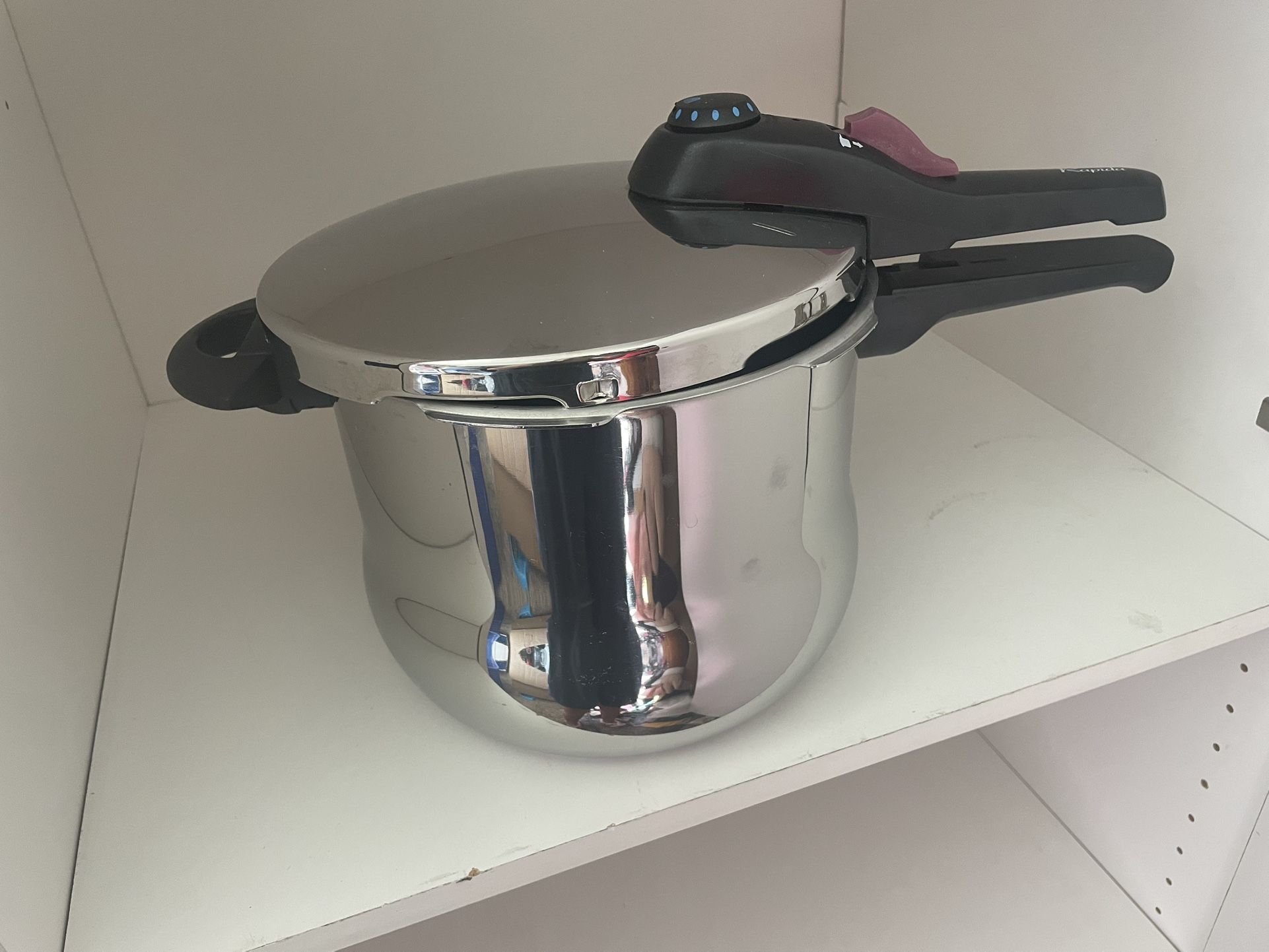 Olla Exprés Se Usó Una Ves Nomás 30.00 Dolares 