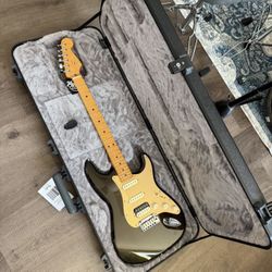 Fender American Ultra Stratocaster HSS Maple Fingerboard Electric Guitar Texas Tea