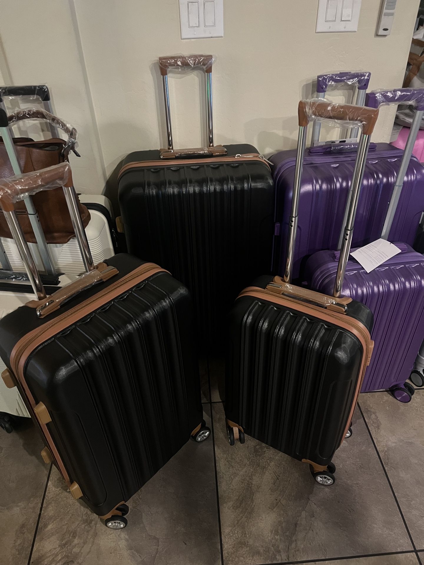π§³β¨ Premium 3-Piece Hardshell Luggage Set β NEW β¨π§³ π Pickup Location: S. Durango & 215 near IKEA π° $95 for the full 3-piece set (FIRM) Or sold in