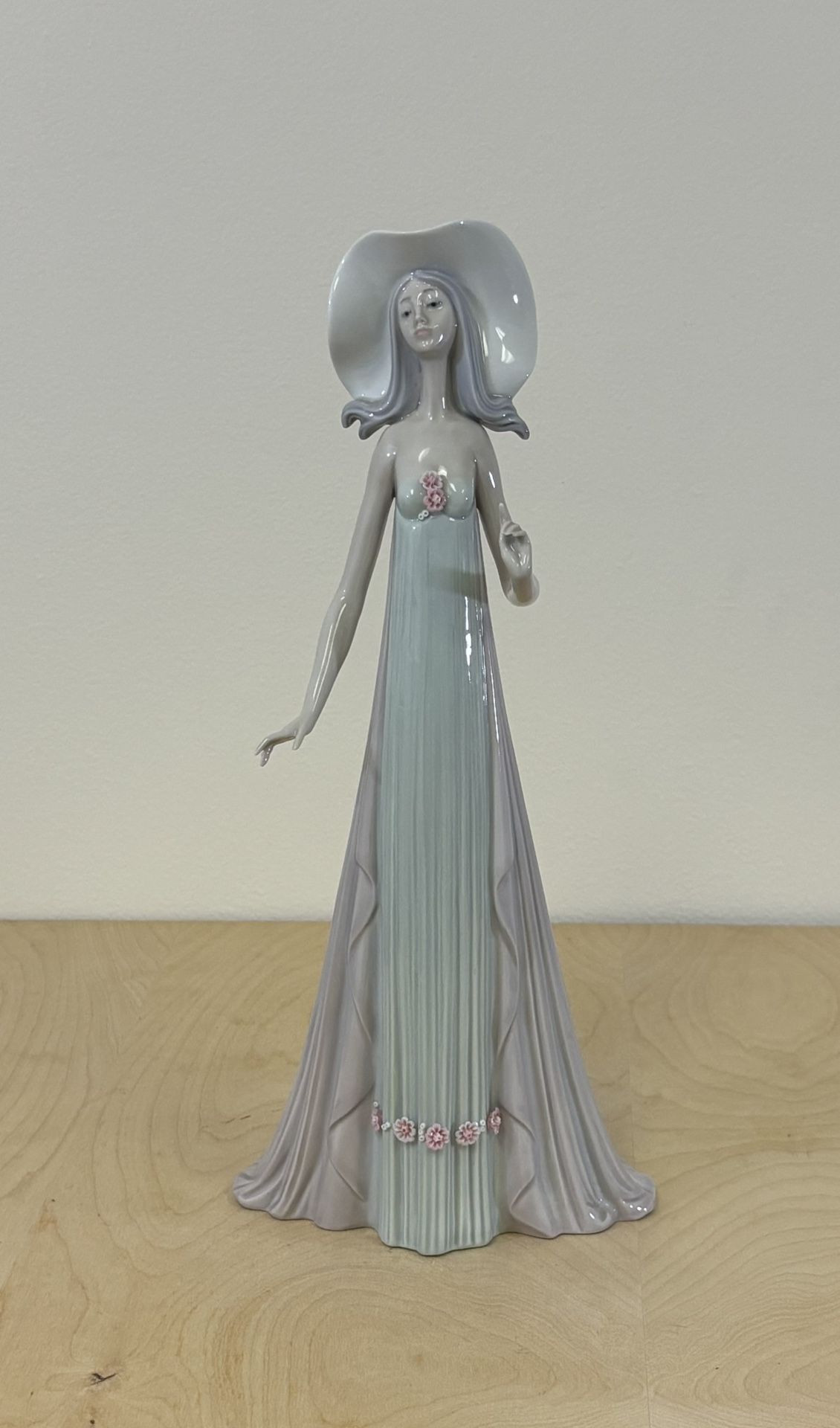 LLADRO "THE DEBUTANTE" #1431 VINTAGE PORCELAIN FIGURINE STATUE