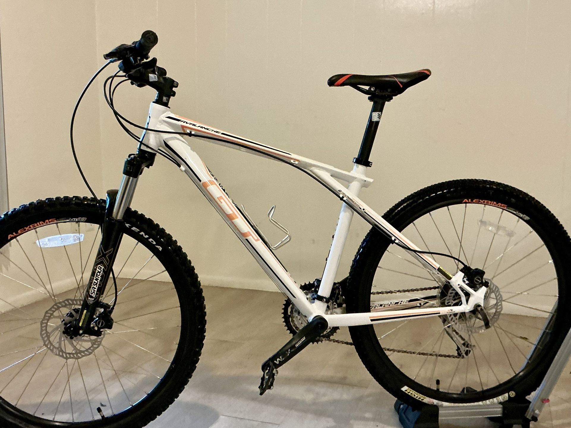 Gorgeous GT Mountain Bike (1-owner) - Like New, Disc brakes, Free Extras 