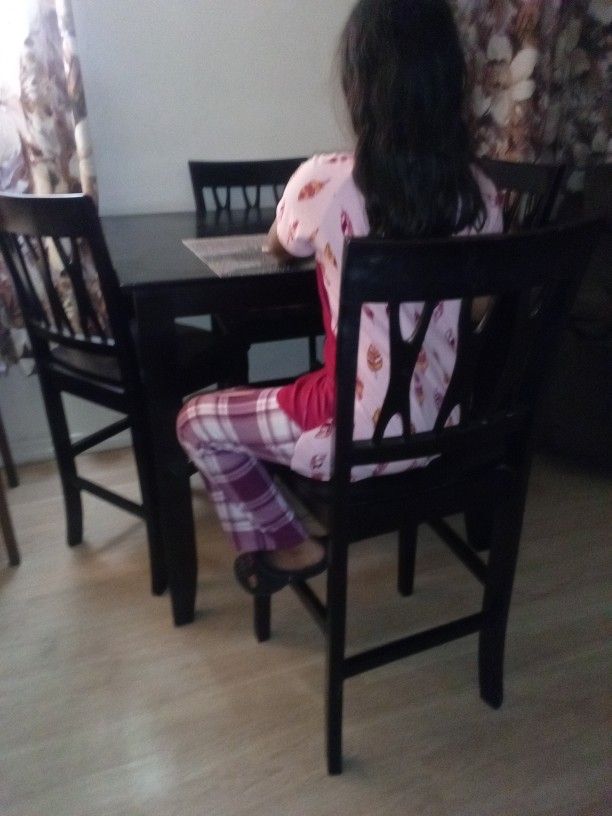 Cherry Wood Table With Medium Bar Stools