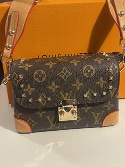 Louis Vuitton Small Chain Crossbody for Sale in Palos Park, IL - OfferUp