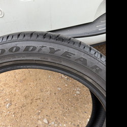 1 tire 275/40/22  same 275/40r22