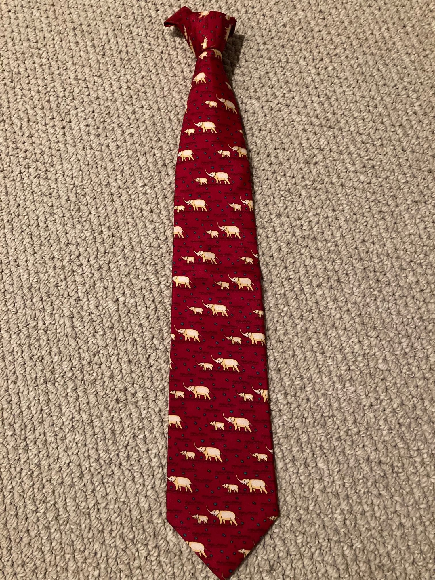 FOR SALE **BRAND NEW **VINTAGE Shemoy Silk Elephant Print Necktie