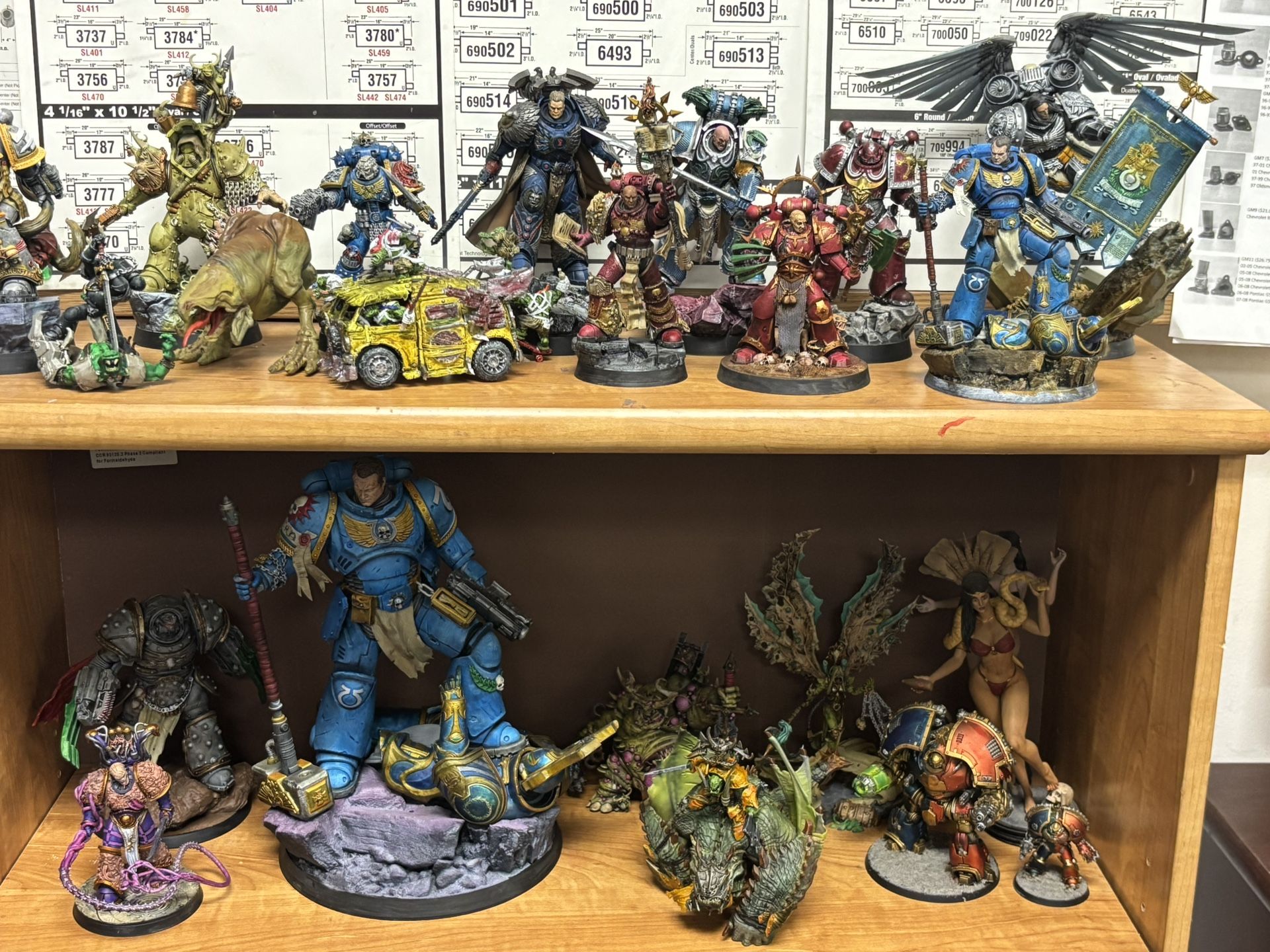 Warhammer 40k Statue And Mini