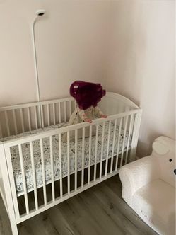 Pottery Barn Austen Convertible Crib with Lullaby Mattress