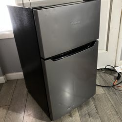 Hisense 3.2 cu.ft Mini-fridge Dual-Door With Freezer 33x18