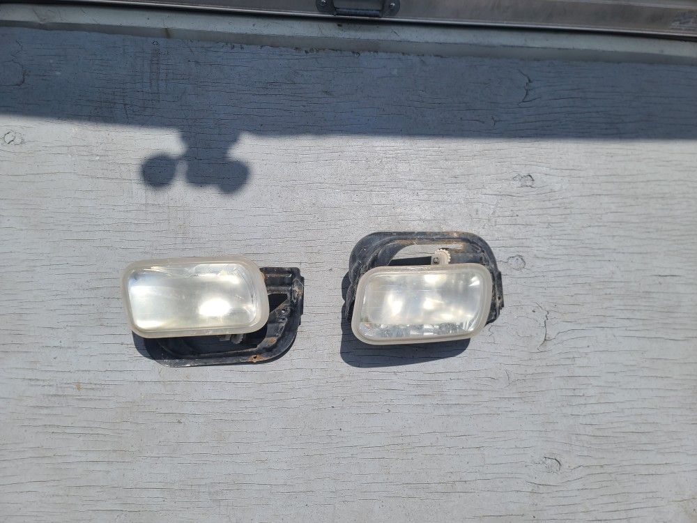 Vendo un par de Faros de niebla de dodge ram 1500 de la 2009 hasta la 2012 oem