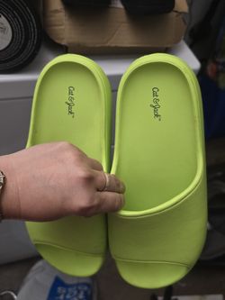 Cat And Jack Slipper Size 5