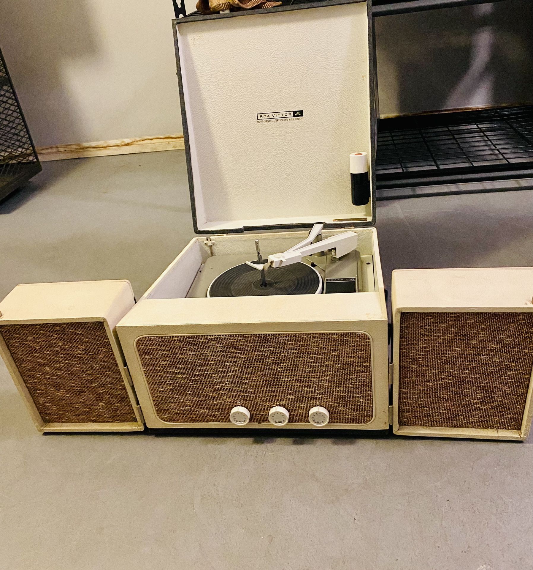 Suitcase Record Player 1960'S RCA VICTOR PHONOGRAPH MODEL VP-38 IN ORIGINAL CONDITION