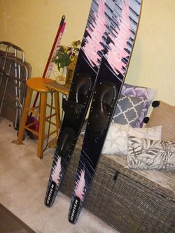 O BRIEN SET WATER SKIES GREAT CONDITION 1ST 40$ GETS THEM LOOK MY POST ALOT ITEMS
