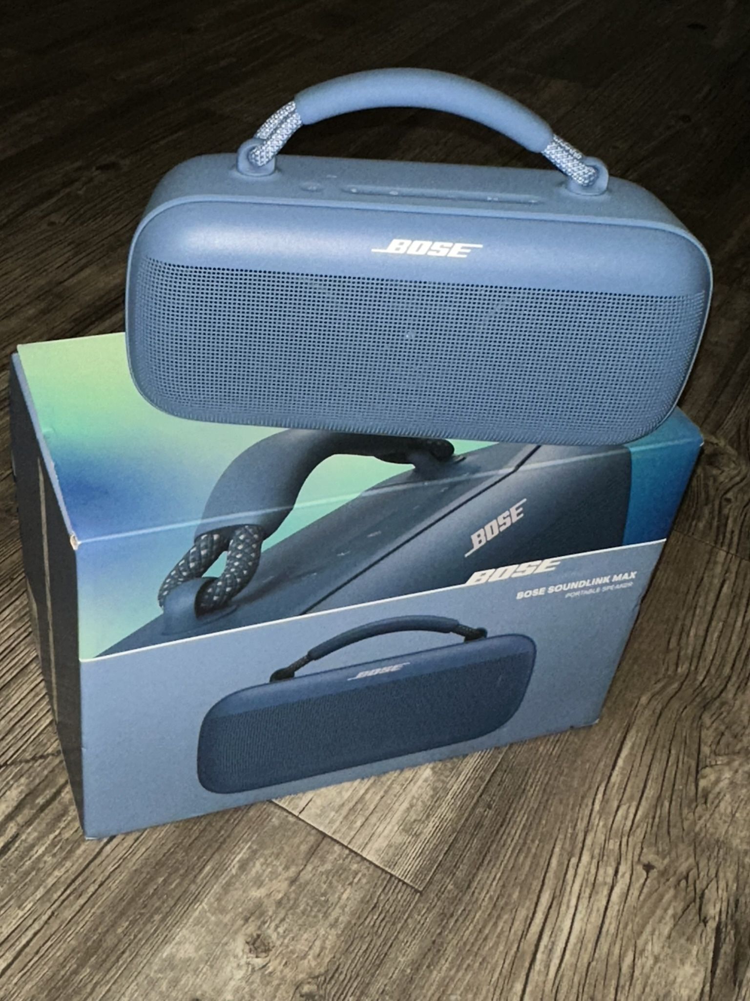 Blue Bose SoundLink Max w/Box & Charger