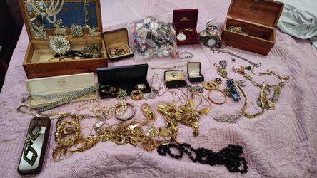 Selling vintage costume jewelry all fir $250