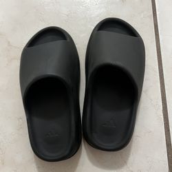 Yeezy Onyx Size 4Y